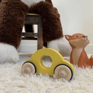 Petite voiture Anatole en bois jaune
