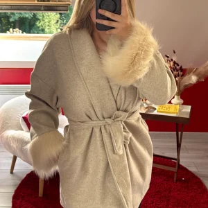 MANTEAU COURT MANCHE FOURRURE BEIGE