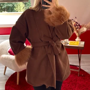 MANTEAU COURT MANCHE FOURRURE CHOCOLAT