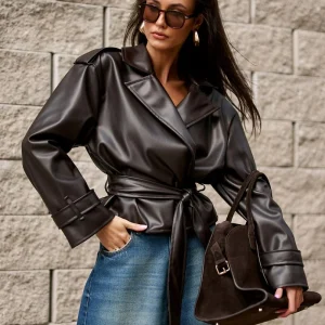 VESTE EN CUIR COURTE AVEC CEINTURE