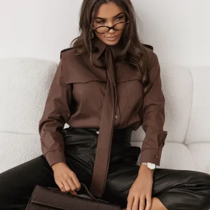 CHEMISE COL LAVALLIÈRE ET EMPIÈCEMENT MARRON