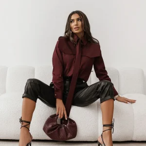 CHEMISE COL LAVALLIÈRE ET EMPIÈCEMENT CAPE BORDEAUX