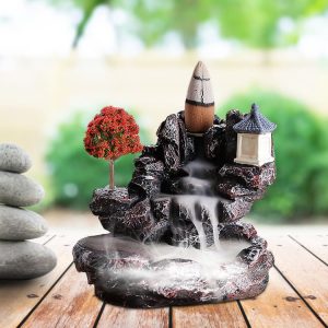 Porte encens village japonais avec cascade