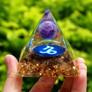 Pyramide du Zodiac en Orgonite de 10cm symbole du Capricorne