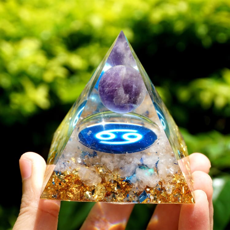 Pyramide du Zodiac en Orgonite et Améthyste de 10cm symbole du Cancer – Image 3
