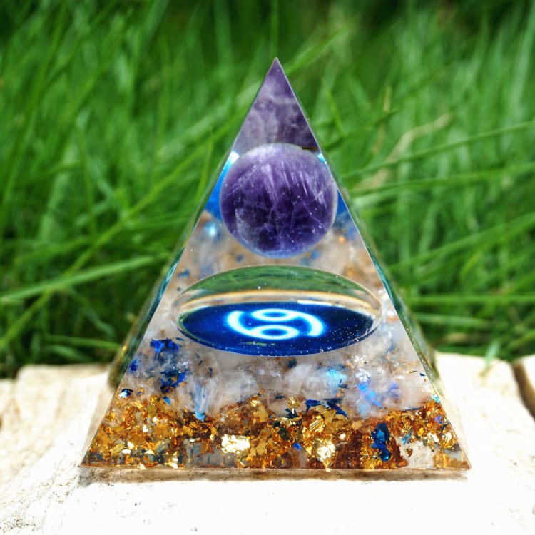 Pyramide du Zodiac en Orgonite et Améthyste de 10cm symbole du Cancer – Image 5