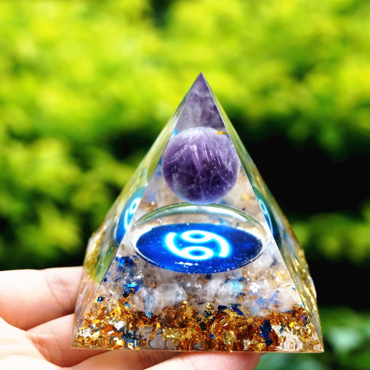 Pyramide du Zodiac en Orgonite et Améthyste de 10cm symbole du Cancer – Image 4