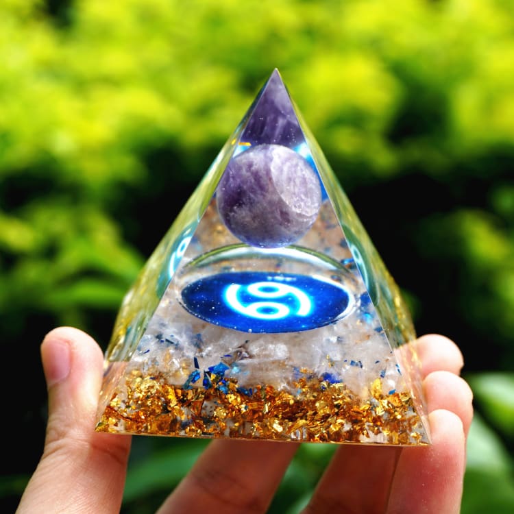 Pyramide du Zodiac en Orgonite et Améthyste de 10cm symbole du Cancer – Image 6